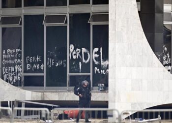 Βραζιλιάνος αστυνομικός έξω από το βανδαλισμένο κτήριο του Κογκρέσου (φωτ.: EPA / Andre Borges)
