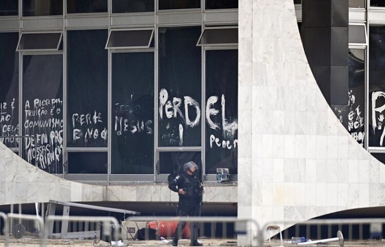 Βραζιλιάνος αστυνομικός έξω από το βανδαλισμένο κτήριο του Κογκρέσου (φωτ.: EPA / Andre Borges)