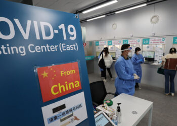 Ταξιδιώτες από την Κίνα σε υποχρεωτικό έλεγχο για Covid-19 στο διεθνές αεροδρόμιο της πόλης Ίντσεον στη Νότια Κορέα (φωτ.: EPA / YONHAP)