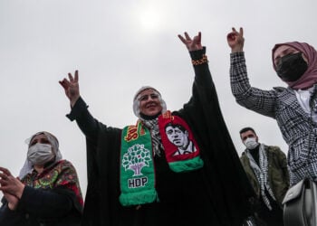 Γυναίκες που υποστηρίζουν το φιλοκουρδικό HDP. Στο κασκόλ το έμβλημα του κόμματος και το πρόσωπο του Ντεμιρτάς (φωτ.: EPA / Sedat Suna)