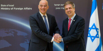 Νίκος Δένδιας και Έλι Κοέν κατά τη συνάντησή τους στο υπουργείο Εξωτερικών του Ισραήλ (φωτ.: ΑΠΕ-ΜΠΕ / ΥΠΕΞ)