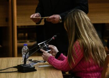 Η αυτόπτης μάρτυρας Παρασκευή Καραγιαννίδου εξετάζει στοιχεία στη διάρκεια της δίκης (φωτ.: EUROKINISSI/Τατιάνα Μπόλαρη)
