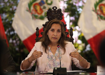 Η πρόεδρος του Περού Ντίνα Μπολουάρτε (φωτ.: EPA / Paolo Aguilar)