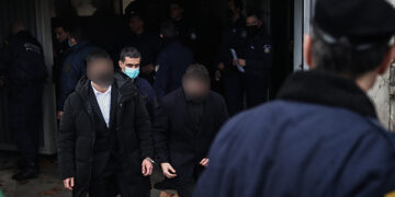 Δύο από τους κατηγορούμενους για τη δολοφονία του Άλκη Καμπανού έξω από το Μικτό Ορκωτό Δικαστήριο Θεσσαλονίκης (φωτ.: ΜΟΤΙΟΝΤΕΑΜ / Βασίλης Βερβερίδης)