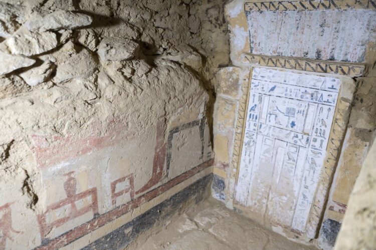 Γενική άποψη της εισόδου ενός από τους τέσσερις τάφους που ανακαλύφθηκαν στη Σακάρα, κοντά στο Κάιρο (φωτ.: EPA/Mohamed Hossam ElDin)