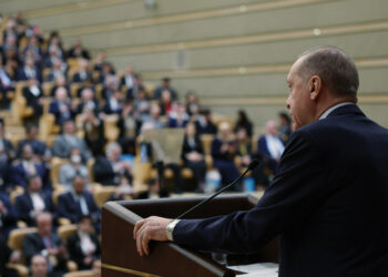 Ο Ρετζέπ Ταγίπ Ερντογάν κατά τη διάρκεια ομιλίας σε διεθνές συνέδριο στην Άγκυρα (φωτ.: Προεδρία της Δημοκρατίας της Τουρκίας)