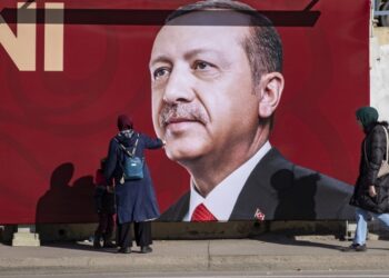 Γυναίκα δείχνει στο παιδί της την αφίσα του Τούρκου προέδρου, στην Κωνσταντινούπολη (φωτ.: EPA/Erdem Sahin)