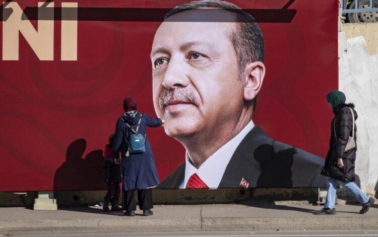 Γυναίκα δείχνει στο παιδί της την αφίσα του Τούρκου προέδρου, στην Κωνσταντινούπολη (φωτ.: EPA/Erdem Sahin)