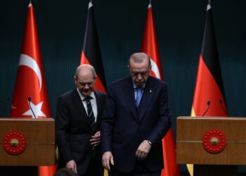 Από αριστερά, ο Γερμανός καγκελάριος Όλαφ Σολτς και ο Τούρκος πρόεδρος Ρετζέπ Ταγίπ Ερντογάν, στη διάρκεια παλιότερης συνάντησής τους στην Άγκυρα (φωτ.: ΕΡΑ)