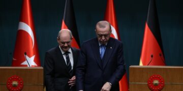 Από αριστερά, ο Γερμανός καγκελάριος Όλαφ Σολτς και ο Τούρκος πρόεδρος Ρετζέπ Ταγίπ Ερντογάν, στη διάρκεια παλιότερης συνάντησής τους στην Άγκυρα (φωτ.: ΕΡΑ)