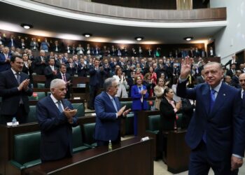 Ο Ρετζέπ Ταγίπ Ερντογάν δέχεται τις επευφημίες των μελών του κόμματός του, στη διάρκεια συνεδρίασης της κοινοβουλευτικής ομάδας του ΑΚΡ (φωτ.: ΕΡΑ/Γραφείο Τύπου τουρκικής προεδρίας)