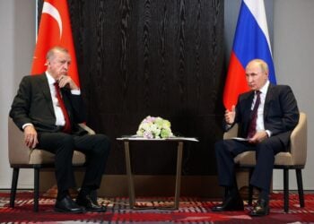 Από αριστερά, ο Τούρκος πρόεδρος Ρετζέπ Ταγίπ Ερντογάν και ο Βλαντίμιρ Πούτιν, σε συνάντησή τους στο Ουζμπεκιστάν τον περασμένο Σεπτέμβριο (φωτ.: EPA/Alexandr Demyanchuk)