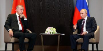 Από αριστερά, ο Τούρκος πρόεδρος Ρετζέπ Ταγίπ Ερντογάν και ο Βλαντίμιρ Πούτιν, σε συνάντησή τους στο Ουζμπεκιστάν τον περασμένο Σεπτέμβριο (φωτ.: EPA/Alexandr Demyanchuk)