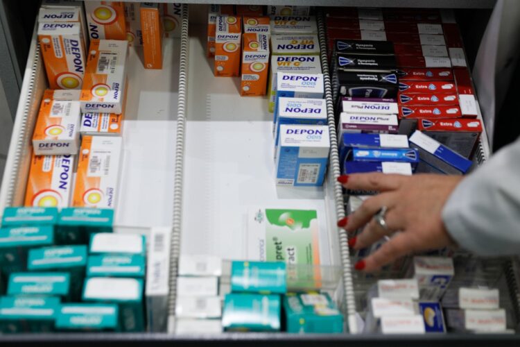 Σύμφωνα με τον υπουργό Υγείας, υπάρχει πλήρης επάρκεια σε παιδικά φάρμακα, όχι απαραίτητα πρωτότυπα, αλλά γενόσημα φάρμακα με την ίδια θεραπευτική αξία» (φωτ.: EUROKINISSI/Γιώργος Κονταρίνης)
