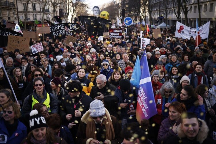 Δεκάδες χιλιάδες ήταν οι διαδηλωτές που συμμετείχαν στη διαδήλωση του Παρισιού, ενάντια στα σχέδια της κυβέρνησης για αλλαγή του ορίου ηλικίας συνταξιοδότησης (φωτ.: EPA/Yoan Valat)