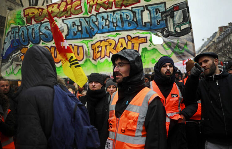 Γάλλοι εργαζόμενοι σε απεργιακή συγκέντρωση κατά της συνταξιοδοτικής μεταρρύθμισης, στις 19 Δεκεμβρίου 2019 (φωτ.: EPA / Christophe Petit Tesson)