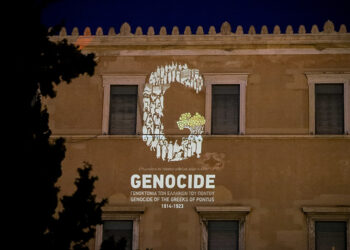 Ο επετειακός λογότυπος για τη Γενοκτονία των Ποντίων στην πρόσοψη της Βουλής στις 19 Μαΐου 2022 (φωτ.: EUROKINISSI / Αργυρώ Αναστασίου)
