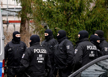Γερμανοί αστυνομικοί κατά τη διάρκεια εφόδου (φωτ.: αρχείο EPA / Filip Singer)