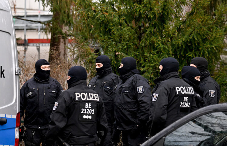 Γερμανοί αστυνομικοί κατά τη διάρκεια εφόδου (φωτ.: αρχείο EPA / Filip Singer)
