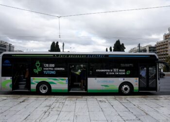 Σύμφωνα με τον σχεδιασμό του υπουργείου Υποδομών και Μεταφορών, συνολικά 350 ηλεκτρικά λεωφορεία πρόκειται να ενταχθούν στον συγκοινωνιακό στόλο της Αθήνας και Θεσσαλονίκης (φωτ.: EUROKINISSI/Σωτήρης Δημητρόπουλος)