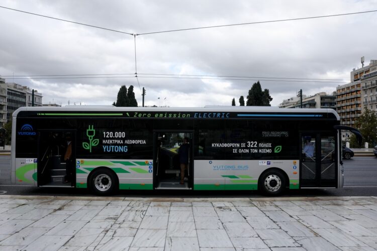 Σύμφωνα με τον σχεδιασμό του υπουργείου Υποδομών και Μεταφορών, συνολικά 350 ηλεκτρικά λεωφορεία πρόκειται να ενταχθούν στον συγκοινωνιακό στόλο της Αθήνας και Θεσσαλονίκης (φωτ.: EUROKINISSI/Σωτήρης Δημητρόπουλος)
