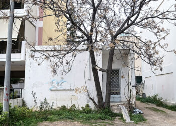 Το εγκαταλελειμμένο σπίτι στο Ίλιον όπου κακοποιήθηκε ο 15χρονος (φωτ.:  EUROKINISSI / Μιχάλης Καραγιάννης)