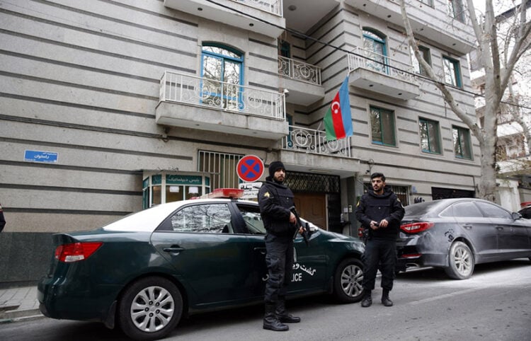 Ιρανοί αστυνομικοί έξω από την πρεσβεία του Αζερμπαϊτζάν στην Τεχεράνη (φωτ.: EPA / Abedin Taherkenareh)