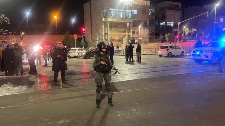 Δυνάμεις ασφαλείας περιφρουρούν το σημείο της επίθεσης (φωτ.: EPA/Atef Safadi)