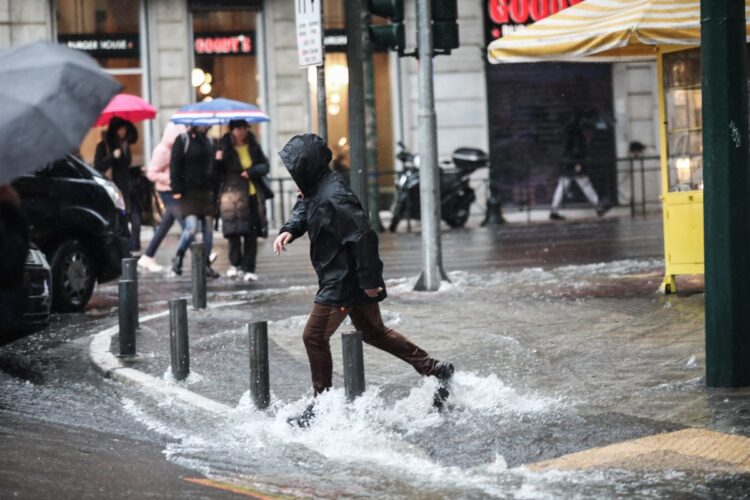 Λόγω της έντονης βροχόπτωσης, η ΕΛΑΣ προχώρησε σε διακοπή της κυκλοφορίας σε διάφορους δρόμους της Αθήνας (φωτ.: EUROKINISSI/Γιάννης Παναγόπουλος)