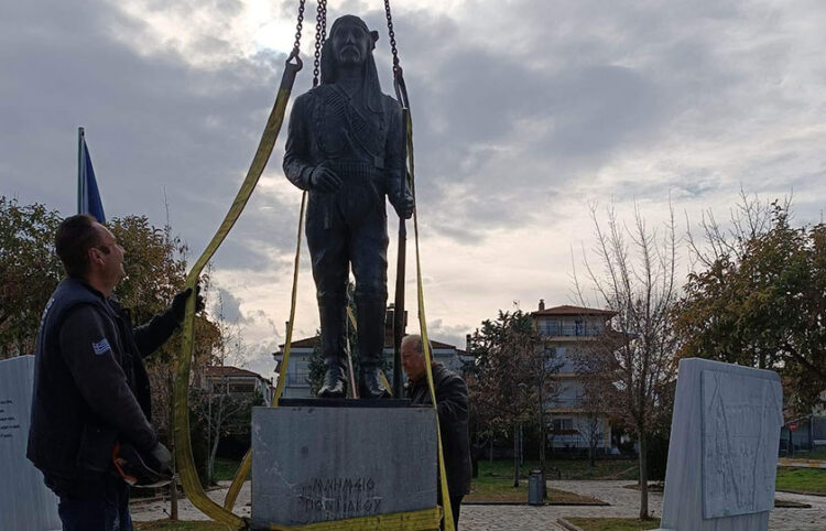 Το άγαλμα του Πόντιου Ακρίτα στην Κατερίνη (φωτ.: Facebook / Ποντιακή Θεατρική Σκηνή Πιερίας)