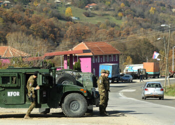Λετονοί που συμμετέχουν στη δύναμη KFOR σε συνοριακό πέρασμα στο βόρειο Κόσοβο (φωτ.: EPA / Djordje Savic)