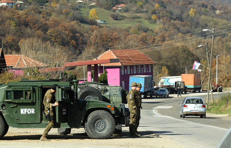 Λετονοί που συμμετέχουν στη δύναμη KFOR σε συνοριακό πέρασμα στο βόρειο Κόσοβο (φωτ.: EPA / Djordje Savic)