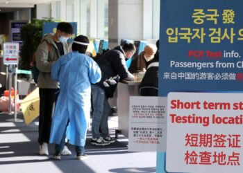 Επισκέπτες από την Κίνα υποβάλλονται σε τεστ κορονοϊού στο διεθνές αεροδρόμιο της Ιντσεόν, στη Νότια Κορέα, η οποία έχει ήδη επιβάλλει οδηγία υποχρεωτικού ελέγχου για τους ταξιδιώτες από τη γειτονική χώρα (φωτ.: EPA/Yonhap)