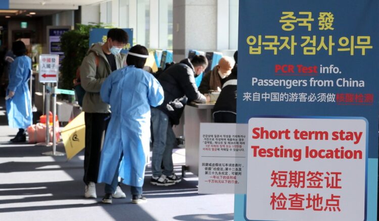 Επισκέπτες από την Κίνα υποβάλλονται σε τεστ κορονοϊού στο διεθνές αεροδρόμιο της Ιντσεόν, στη Νότια Κορέα, η οποία έχει ήδη επιβάλλει οδηγία υποχρεωτικού ελέγχου για τους ταξιδιώτες από τη γειτονική χώρα (φωτ.: EPA/Yonhap)