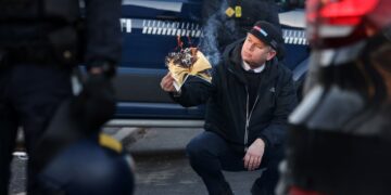 Ο ακροδεξιός Ράσμους Παλουντάν καίει ένα αντίγραφο του Κορανίου μπροστά από την τουρκική πρεσβεία στην Κοπεγχάγη (φωτ.: EPA/Olafur Steinar Gestsson)