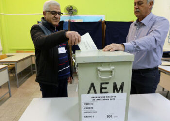 Κύπριος ψηφίζει στις προεδρικές εκλογές του 2018, σε εκλογικό τμήμα στη Λεμεσό (φωτ.: ΑΠΕ-ΜΠΕ / Κάτια Χριστοδούλου)