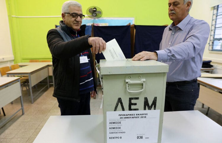Κύπριος ψηφίζει στις προεδρικές εκλογές του 2018, σε εκλογικό τμήμα στη Λεμεσό (φωτ.: ΑΠΕ-ΜΠΕ / Κάτια Χριστοδούλου)