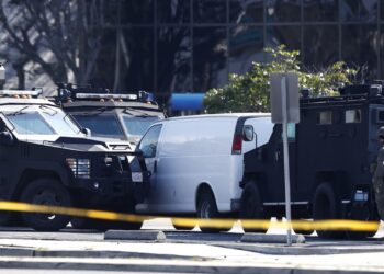 Τεθωρακισμένα οχήματα έχουν περικυκλώσει το λευκό φορτηγάκι όπου αυτοκτόνησε ο δράστης του μακελειού Χου Καν Τραν (φωτ.: EPA/Caroline Brehman)