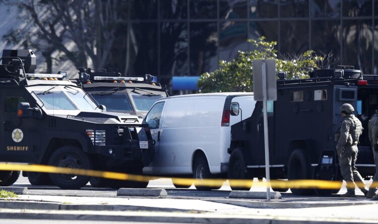 Τεθωρακισμένα οχήματα έχουν περικυκλώσει το λευκό φορτηγάκι όπου αυτοκτόνησε ο δράστης του μακελειού Χου Καν Τραν (φωτ.: EPA/Caroline Brehman)