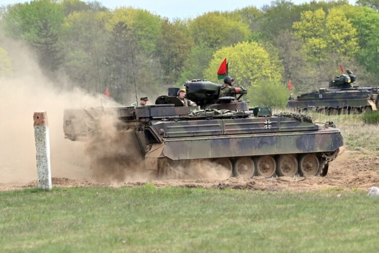 Τεθωρακισμένο όχημα μάχης πεζικού Marder στη διάρκεια στρατιωτικής άσκησης στην Πολωνία. Η εκπαίδευση των Ουκρανών στα οχήματα Marder θα γίνει στην Γερμανία και θα έχει διάρκεια περίπου οκτώ εβδομάδων (φωτ.: EPA/Marcin Bielecki)
