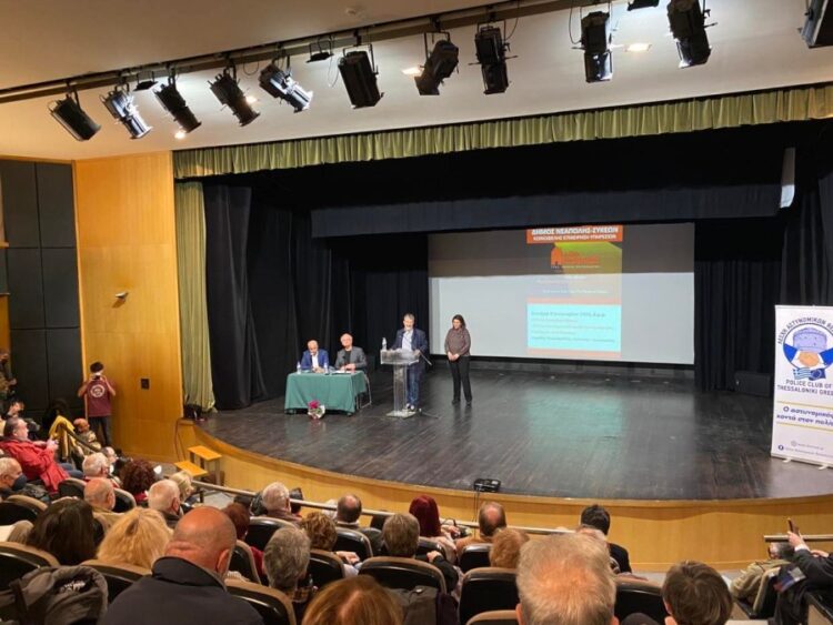 Ο δήμαρχος Νεάπολης-Συκεών Σίμος Δανιηλίδης μιλάει κατά την έναρξη του νέου κύκλου ομιλιών προβολών και διαλέξεων του Λαϊκού Επιμορφωτικού Πανεπιστημίου (ΛΕΠ) του δήμου. Επί της σκηνής ο ομιλητής Μιχάλης Χαραλαμπίδης, ο πρόεδρος της Λέσχης Αστυνομικών Θεσσαλονίκης Γιώργος Φεστερίδης και η υπεύθυνη του ΛΕΠ Ειρήνη Καγιαμπίνη  (φωτ.: pontosnews.gr)