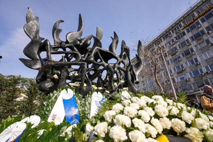Πλήθος στεφανιών στο μνημείο του Ολοκαυτώματος των Εβραίων της Θεσσαλονίκης στην Πλατεία Ελευθερίας (φωτ.:  Περιφέρεια Κεντρικής Μακεδονίας)