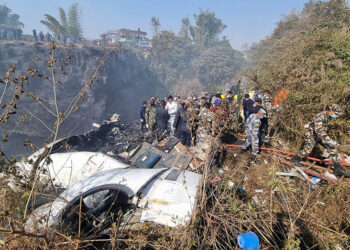 Διασώστες στα συντρίμμια του αεροσκάφους της Yeti Airlines που συνετρίβη λίγο πριν από το αεροδρόμιο της πόλης Ποκάρα του Νεπάλ (φωτ.: EPA / Bijaya Neupane)