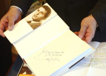Η υπογραφή του Νίκου Ξανθόπουλου στην αυτοβιογραφία που εξέδωσε με τίτλο «Όσα θυμάμαι και όσα αγάπησα» (φωτ.: ΜΟΤΙΟΝΤΕΑΜ/Γιώργος Κωνσταντινίδης)