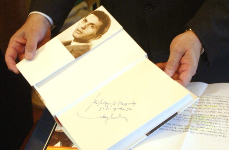 Η υπογραφή του Νίκου Ξανθόπουλου στην αυτοβιογραφία που εξέδωσε με τίτλο «Όσα θυμάμαι και όσα αγάπησα» (φωτ.: ΜΟΤΙΟΝΤΕΑΜ/Γιώργος Κωνσταντινίδης)