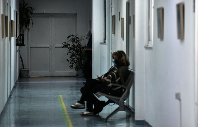 Ασθενείς σε διάδρομο νοσοκομείου (φωτ.: αρχείο EUROKINISSI / Τατιάνα Μπόλαρη)