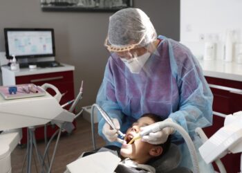 Η οικονομική ενίσχυση για την οδοντιατρική φροντίδα των παιδιών θα πιστώνεται στους δικαιούχους σε ψηφιακή χρεωστική κάρτα (φωτ.: . EPA/Guillaume Horcajuelo)