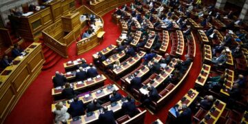 H συζήτηση στη Βουλή αναμένεται να ολοκληρωθεί περίπου στις τέσσερις το μεσημέρι της Παρασκευής, δεδομένου ότι ο πρωθυπουργός αναχωρεί για Ιαπωνία (φωτ.: EUROKINISSI/Γιώργος Κονταρίνης)