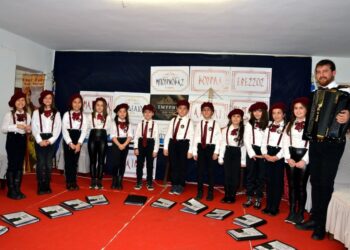 Εντυπωσίασε η παιδική χορωδία του Συλλόγου Σμυρναίων Μικρασιατών Ελευθερίου Κορδελιού «Η Αγία Φωτεινή», στην εκδήλωση της Ομοσπονδίας Προσφυγικών Σωματείων Ελλάδος, στη Θεσσαλονίκη (φωτ.: Νίκος Αλβανούδης/facebook.com/ΟΠΣΕ)