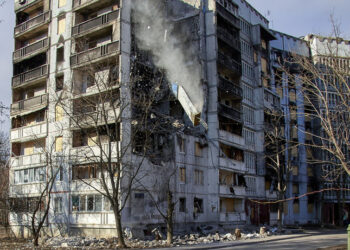 Βομβαρδισμένη πολυκατοικία σε προάστιο του Χαρκόβου (φωτ.: EPA / Sergey Kozlov)